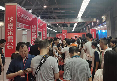 宜宾家博会现场人流如织